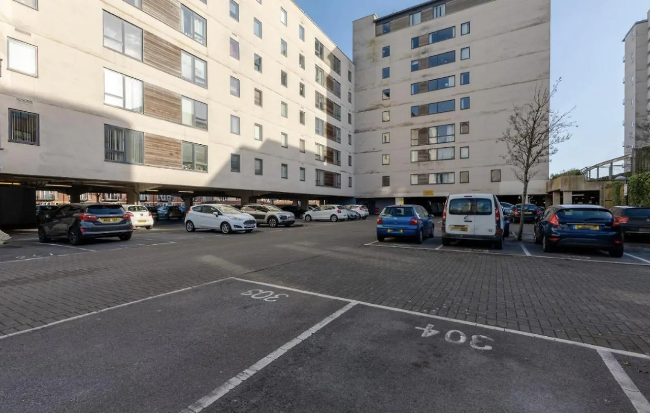 Water View Apartment- 2 Bed - Cardiff Bay - Free Parking!! 0*,